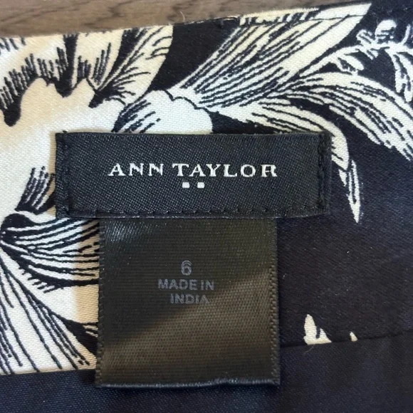 Ann Taylor Floral pencil skirt in white/navy - Picture 4 of 6